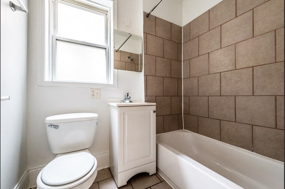 South Shore Apartments for rent in Chicago | 7800 S Kingston Bathroom